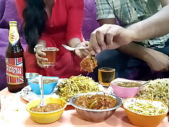 मालकिन ने साहब के लिए स्पेशल खाना बनाया और खाना खाते खाते चूत की चूदाई करली। हिंदी सेक्सी आवाज के साथ। Mumbai ashu